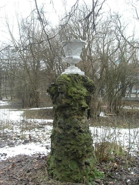 2009 р. Стовп з вазою