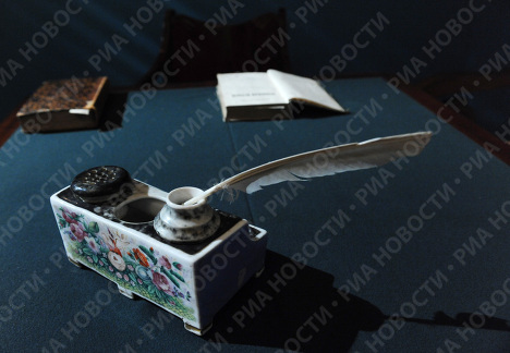 Этот чернильный прибор тоже…