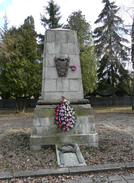 Обеліск над похованням воїнів…