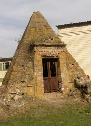 2009 р. Піраміда-усипальниця
