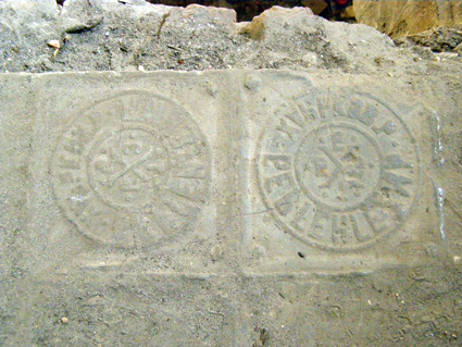 2009 р. Плита з гербами