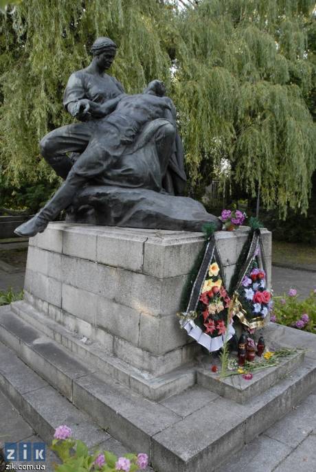 Липень 2009 р. Постамент уже без…