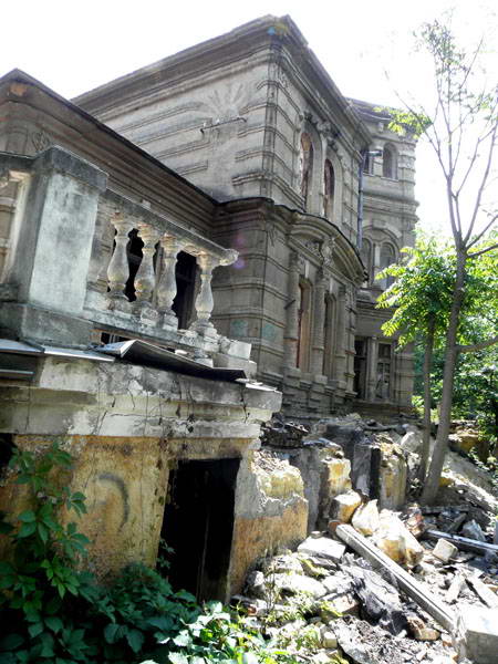 Головний фасад в ракурсі