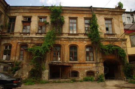 Фасад з боку двора