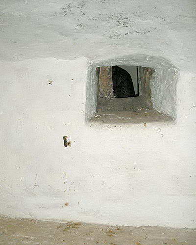 Через это окошко затворнику подавали…