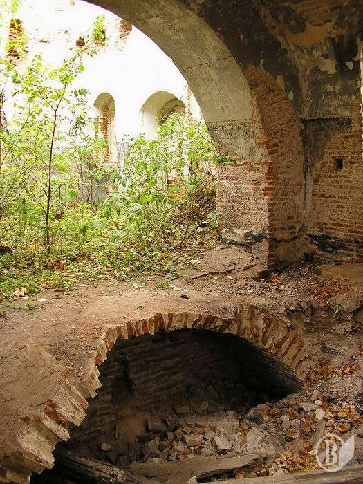 Інтер’єр арки між навою і притвором та…