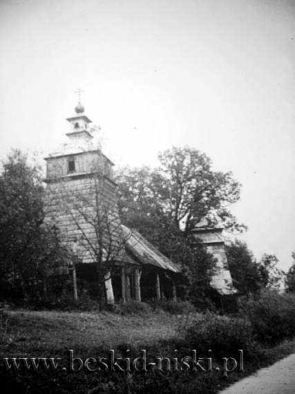 Каплиця (ближче) і церква (далі)