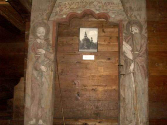 Портал з церкви у с.Незнаєва