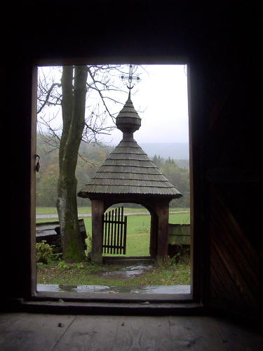 Вид з бабинця на вхідну браму