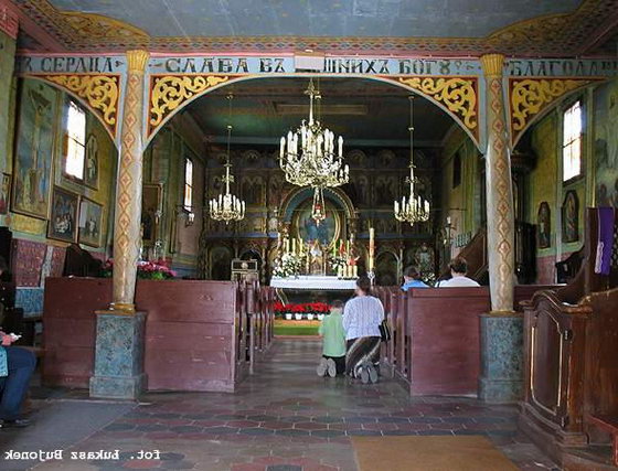 Інтер’єр з видом на іконостас