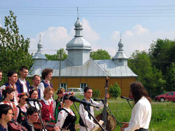 Виступ хору “Лемковина” перед церквою
