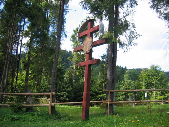 Хрест, поставлений колишніми мешканцями