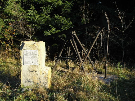 Пам’ятний знак першої в Європі школи…