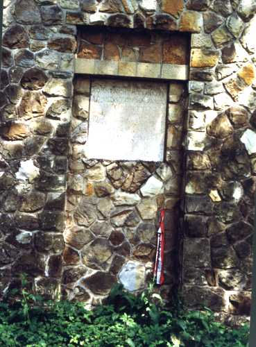 Фрагмент обеліску з пам’ятною таблицю