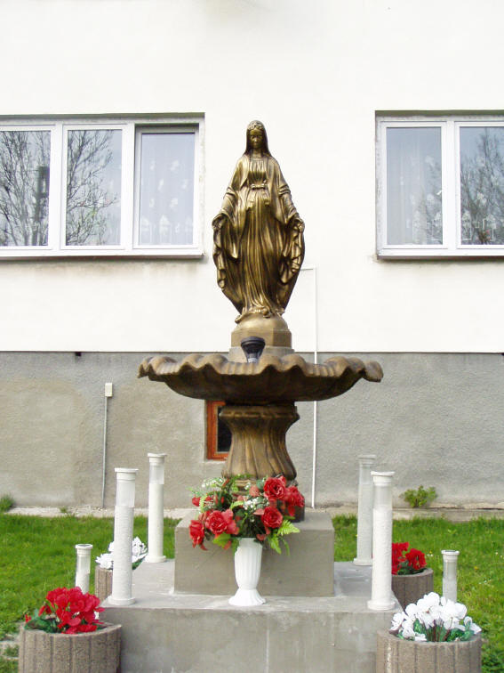 Фонтан з фігурою богородиці перед…