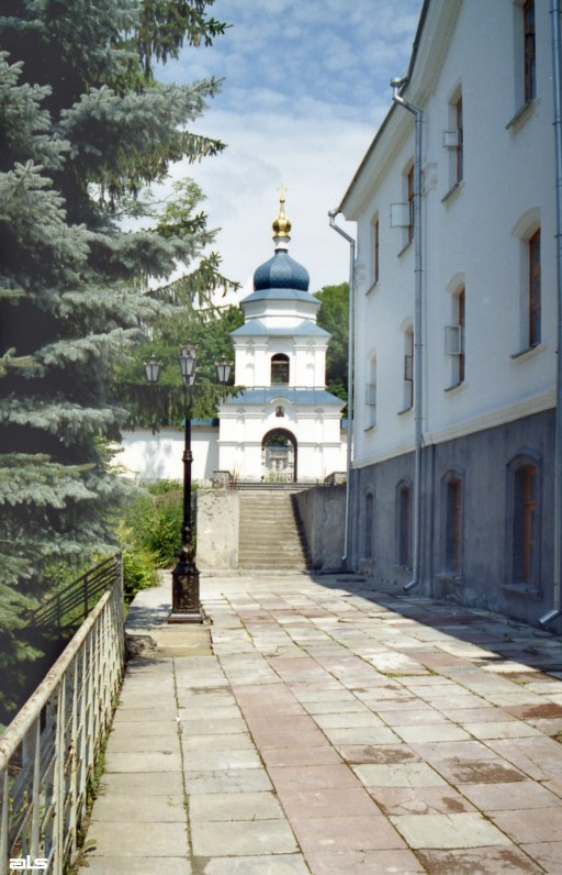 2006 р. Надвратная колокольня пещерной…