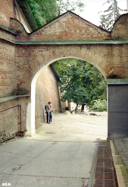 2006 р. Брама двору