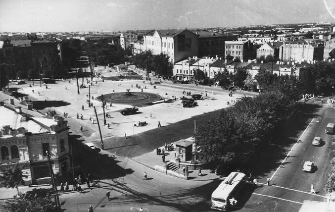 1950-і рр. Загальний вигляд площі зі…