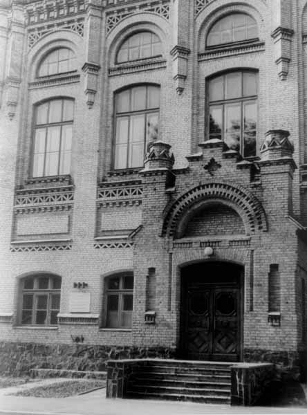 Фото частини будинку з меморіальною…