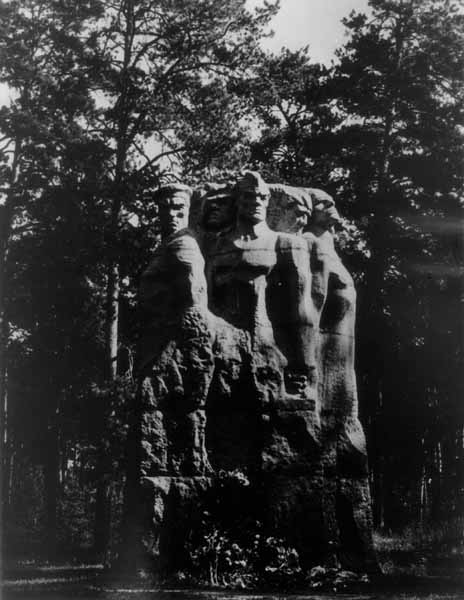 Фото скульптурної композиції. Вигляд з…