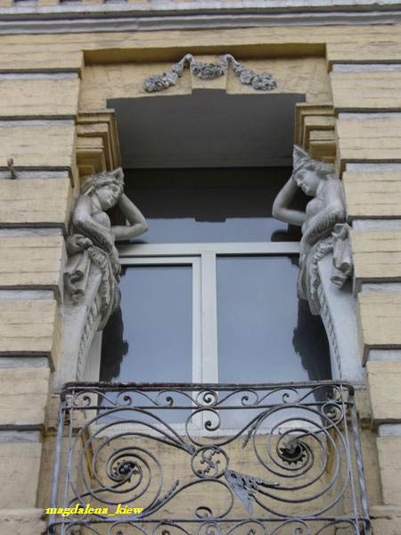 Вікно з каріатідами