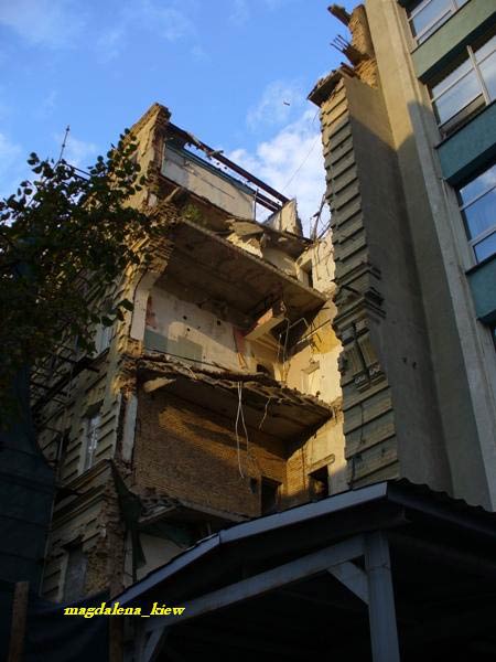 2009 р. Фрагмент фасаду в процесі…