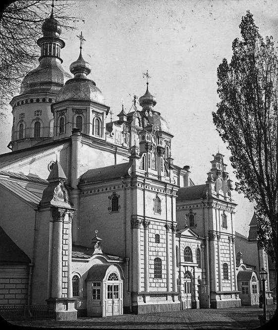 Поч. 20 ст. (?) Головний фасад у ракурсі