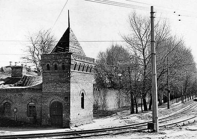 Фото опублікував Олег Заварзін 11.10.2019 р. facebook.com Ця башта… 1950-і (?) рр. Башточка і стіни