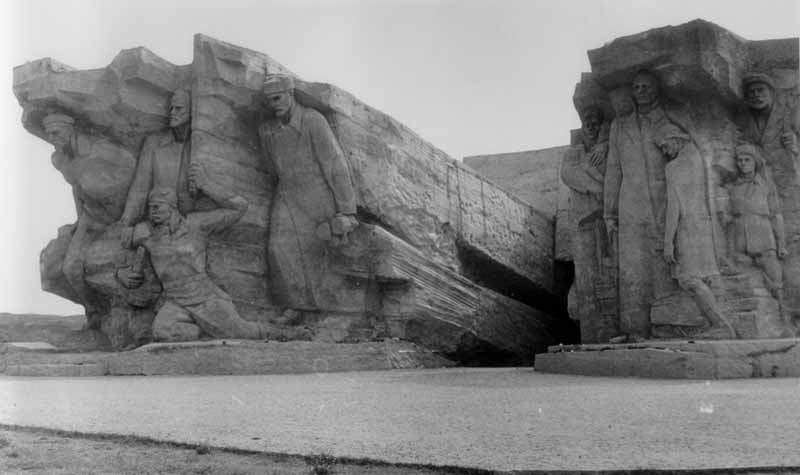 Аджимушкайські каменоломні та меморіальний ансамбль “Героям Аджимушкаю” (вул.… Аджимушкайські каменоломні