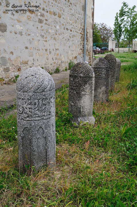 2010 р. Надгробки на дворі