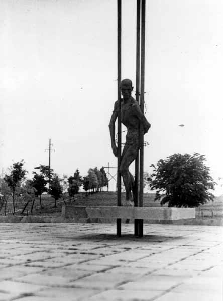 Скульптура військовополоненого