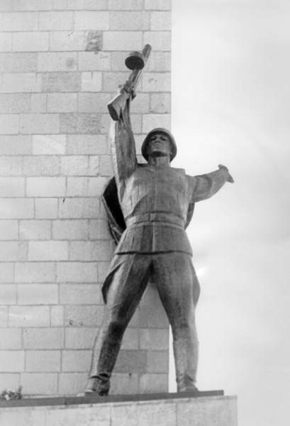 Скульптура воїна-визволителя.…