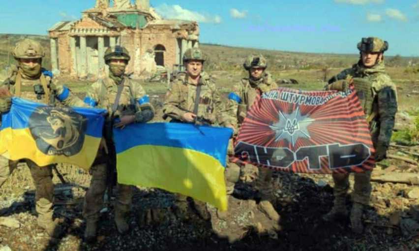 Воїни ЗСУ на тлі зруйнованої москалями церкви у звільненому селі Кліщіївка.… Клищиївка с