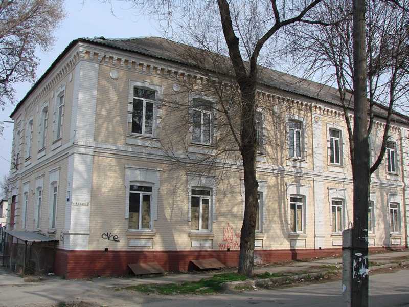 Фото 4 квітня 2009 р. з сайту commons.wikimedia.org. Ліворуч – вул. св.… Житловий будинок (№ 14/27)