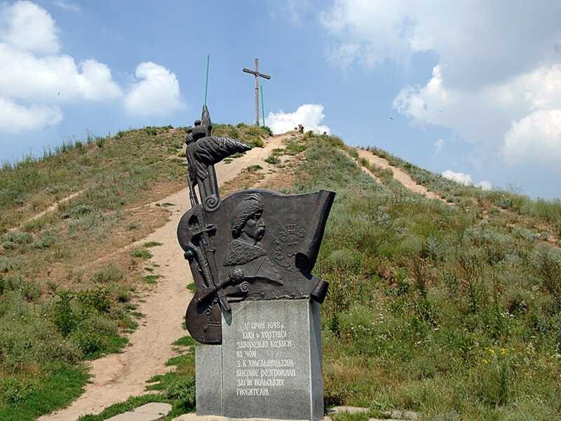Фото з сайту commons.wikimedia.org, опубліковане 7 липня 2010 р. Пам’ятний… Пам’ятний знак перемоги Б. Хмельницького