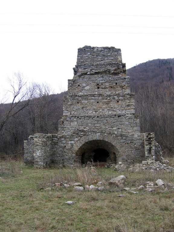 Фото Романа Бречка 12 листопада 2006 р. з сайту uk.wikipedia.org Доменна піч… Залізна гута