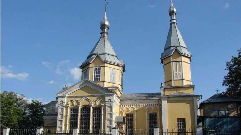 Фото з сайту risu.ua, опубліковане 4 листопада 2023 р. У Ірпені на території… Церква св. Трійці