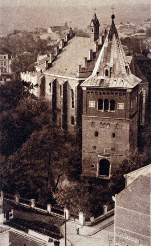 1935 р. Дзвіница та костел. Вигляд з…