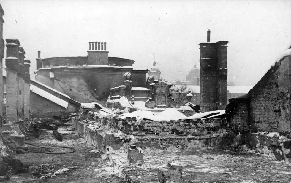 Поштівка: Львів, дах сеймового будинку, підпаленого українцями в листопаді… 1918 р. Спалений дах