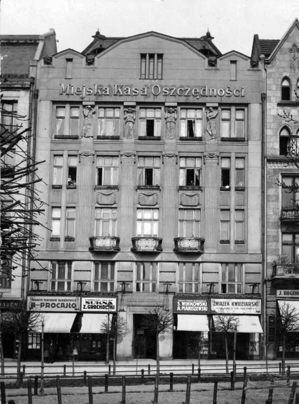 Фото М. Мюнца: будинок міської ощадної каси у Львові. – Münz, Marek… 1930 р. Головний фасад