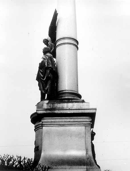 Фрагмент постаменту та скульптури