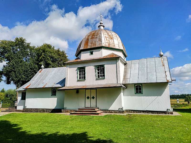 Фото 29 вересня 2023 р. з сайту uk.wikipedia.org Церква Введення (дерев.)… Церква Введення (нова)