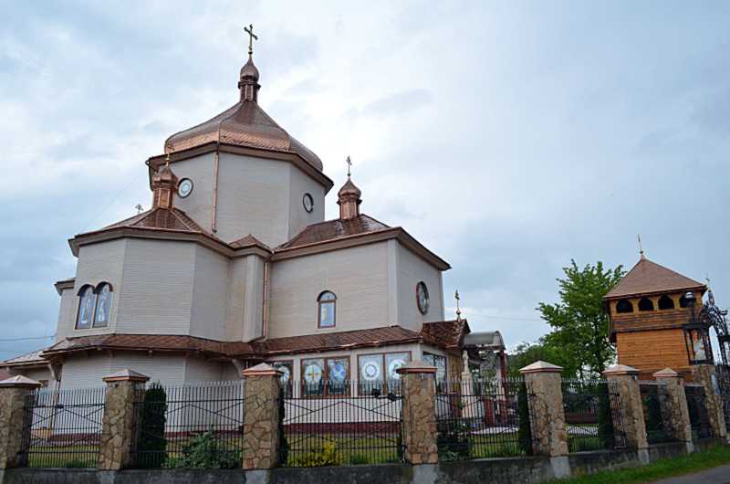 Фото 7 травня 2016 р. з сайту uk.wikipedia.org Дзвіниця 18 ст. (дерев.)… Церква Успіння