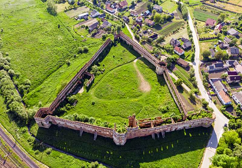 Аерофото Романа Бречка 2 червня 2019 р. з сайту commons.wikimedia.org Замок… Замок