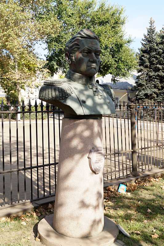 Пам’ятник М. Лазареву