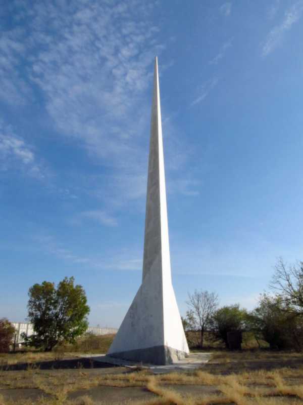 Фото 4 жовтня 2014 р. з сайту commons.wikimedia.org Обелiск на честь воїнiв… Пам’ятник обороні Одеси