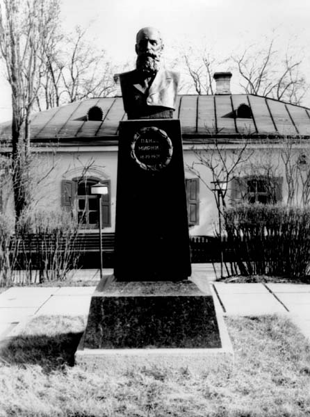 Пам’ятник Панасу Мирному