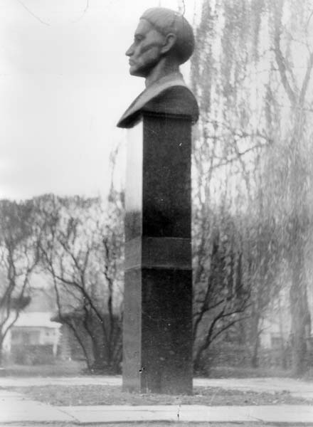 Фото пам’ятника (профіль)