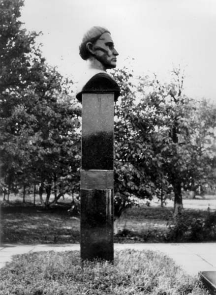 Фото пам’ятника (профіль)