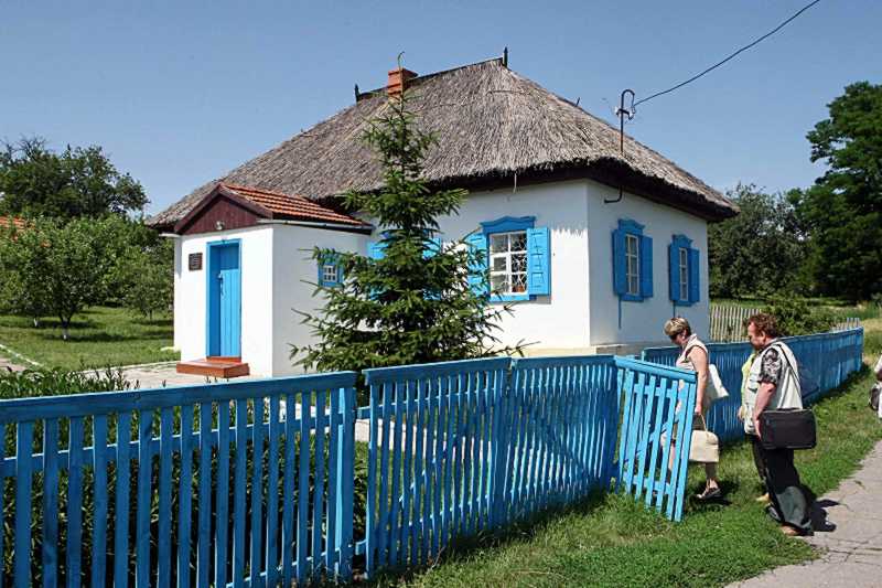 Фото 26 червня 2009 р. з сайту commons.wikimedia.org Більше фотографій:… Родинна садиба Олеся Гончара